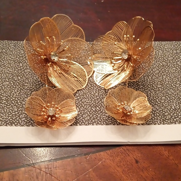 Earing - Picture 2 of 2